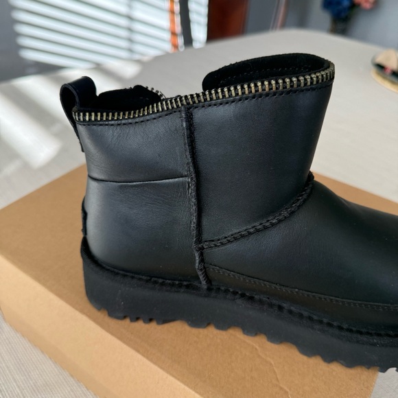 UGG CLASSIC LEATHER MINI MOTO BOOT - Picture 11 of 11
